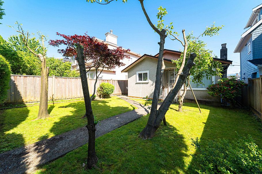 3089 E 1st Avenue Vancouver, BC - 1