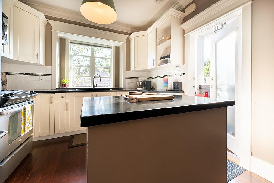 1368 E 13th Avenue Vancouver, BC - 17