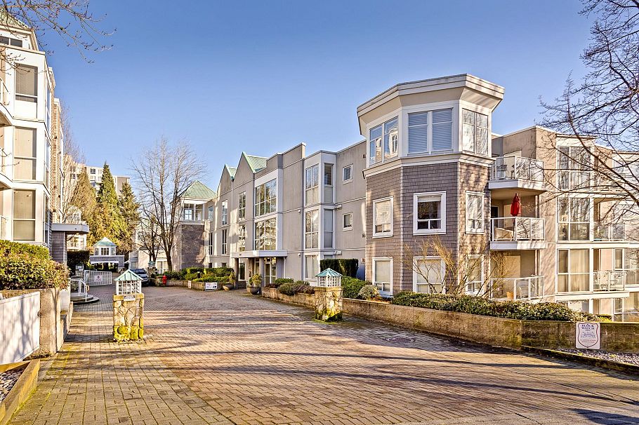 212 8460 Jellicoe Street Vancouver, BC - 3