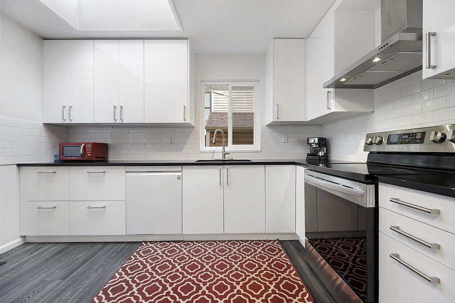 828 Nicolum Court North Vancouver, BC - 8