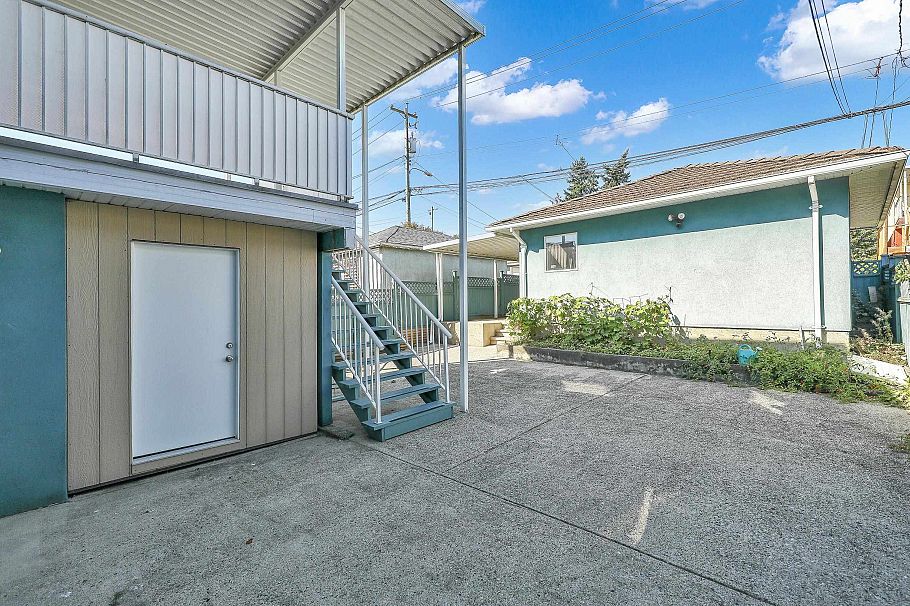 1257 E 60th Avenue Vancouver, BC - 36