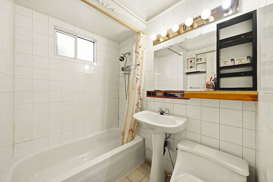 2168 Renfrew Street Vancouver, BC - 12