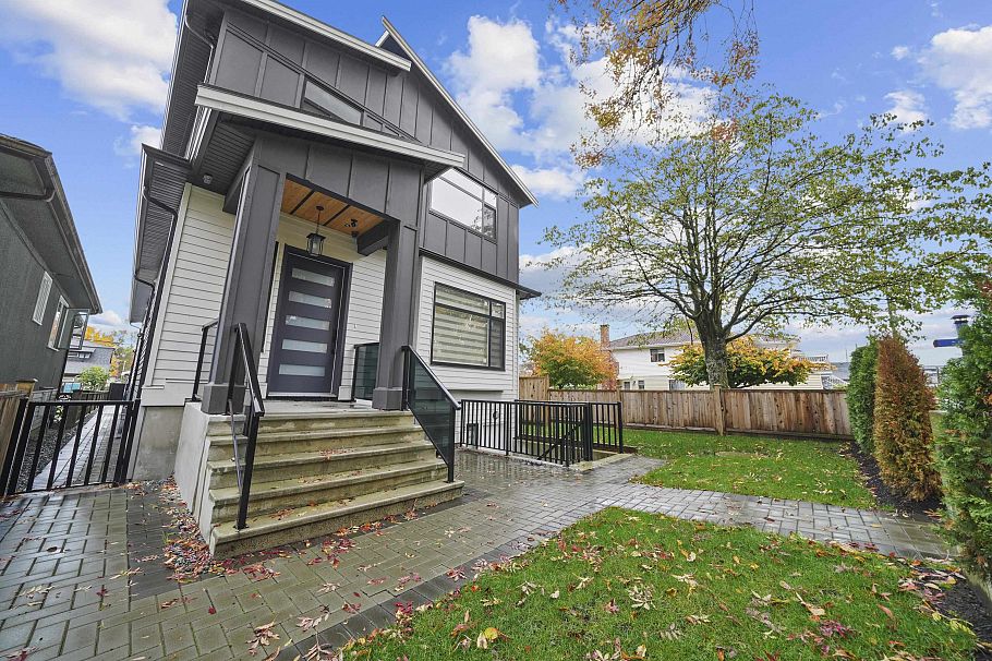 2995 E 17th Avenue Vancouver, BC - 2