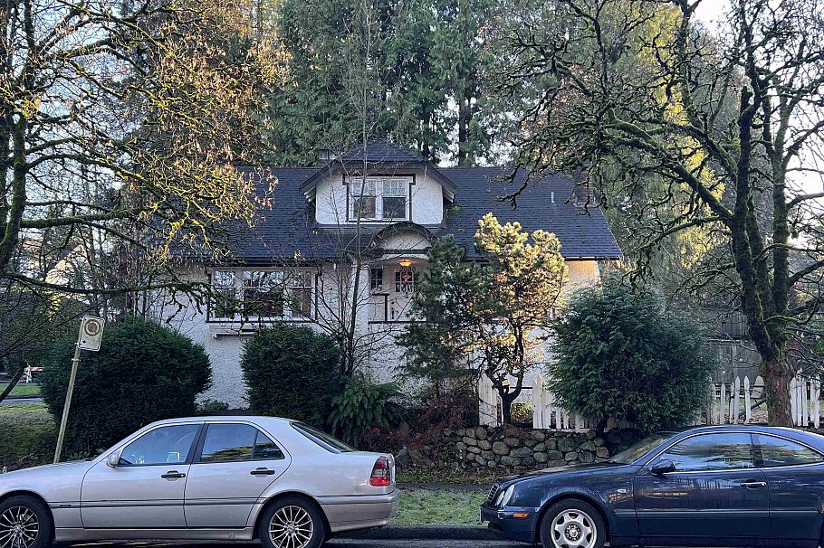 2080 W 33rd Avenue Vancouver, BC - 1