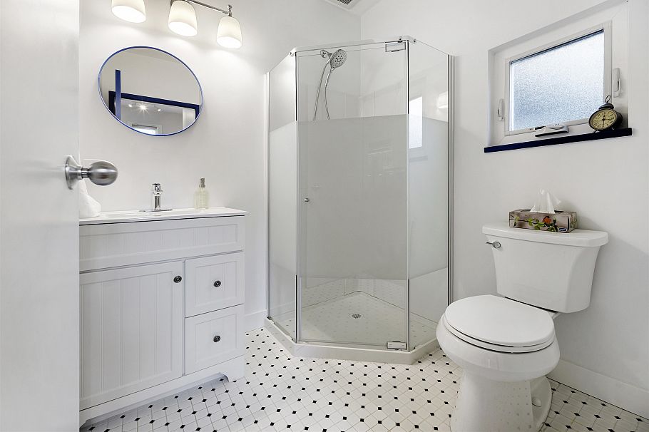 828 Nicolum Court North Vancouver, BC - 16