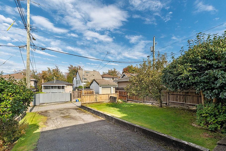 3129 E 23 Avenue Vancouver, BC - 32