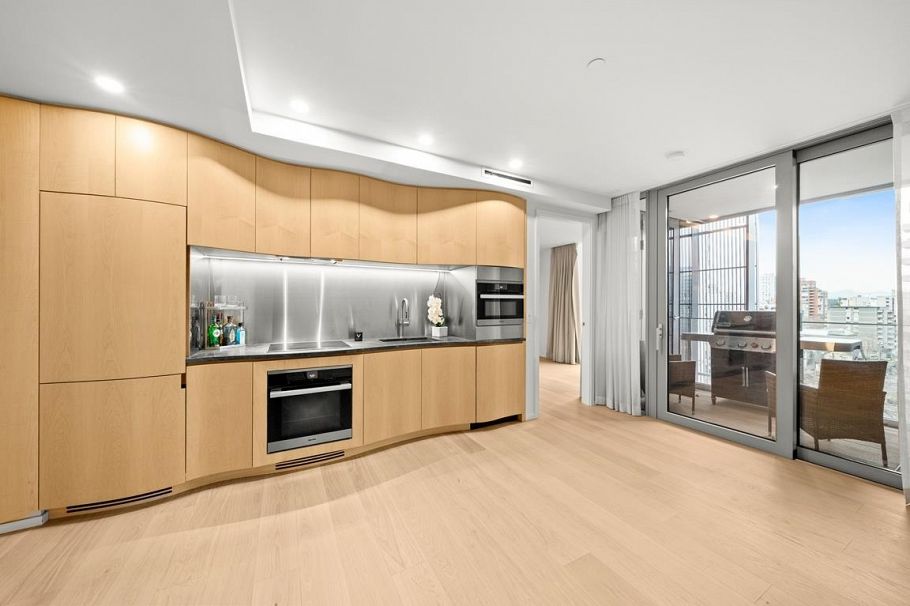 802 1568 Alberni Street Vancouver, BC - 4