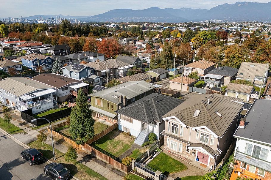 3129 E 23 Avenue Vancouver, BC - 36