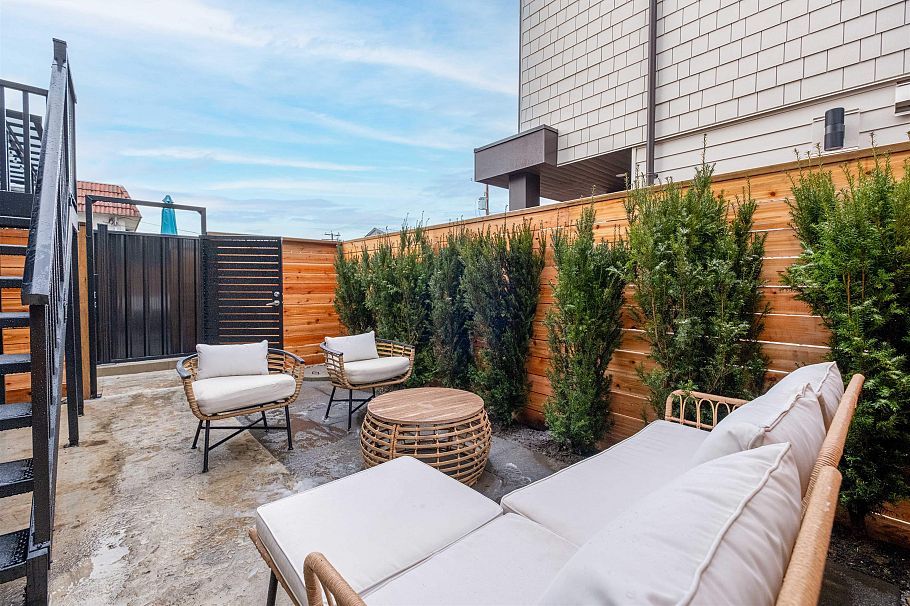 2 2667 E Pender Street Vancouver, BC - 25