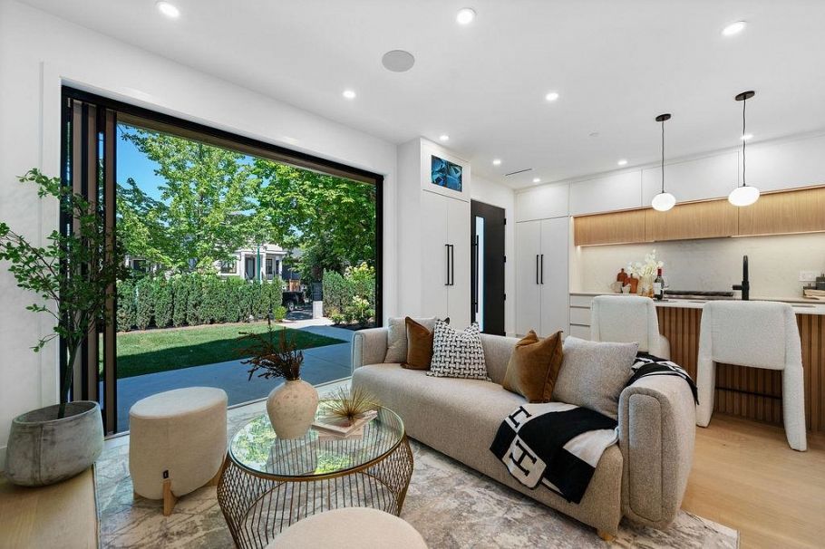 1 2858 W 12th Avenue Vancouver, BC - 1