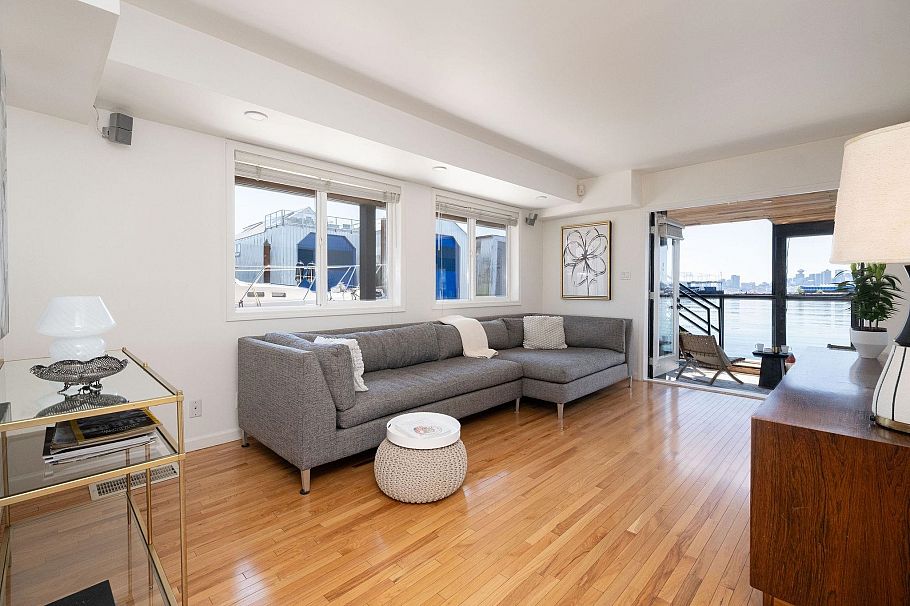 A27 415 W Esplanade Avenue North Vancouver, BC - 14