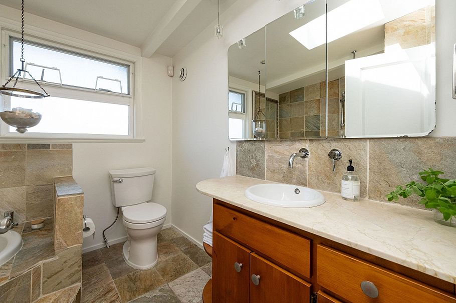 A27 415 W Esplanade Avenue North Vancouver, BC - 27