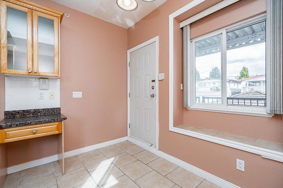 2887 E Georgia Street Vancouver, BC - 12