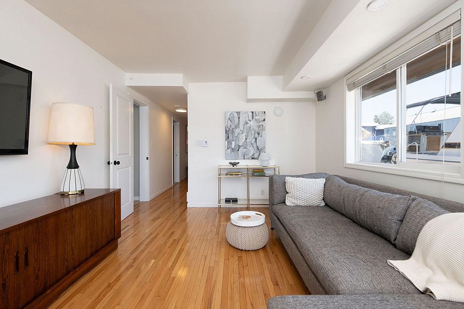 A27 415 W Esplanade Avenue North Vancouver, BC - 12