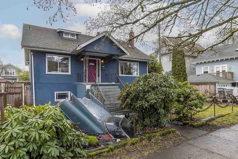 3056 W 6th Avenue Vancouver, BC - 2