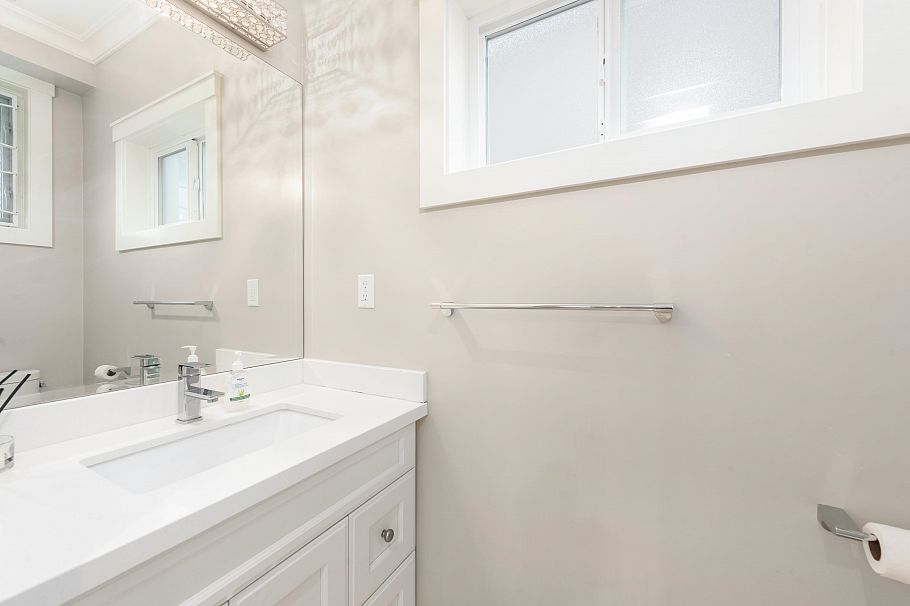 2496 Brock Street Vancouver, BC - 10