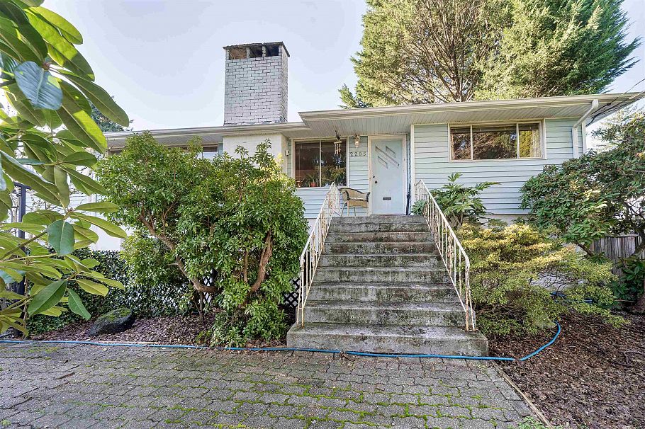 2285 Viewlynn Drive North Vancouver, BC - 1