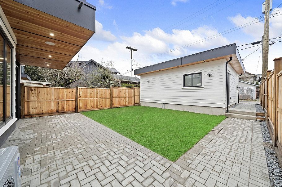 2 1967 E 13th Avenue Vancouver, BC - 35