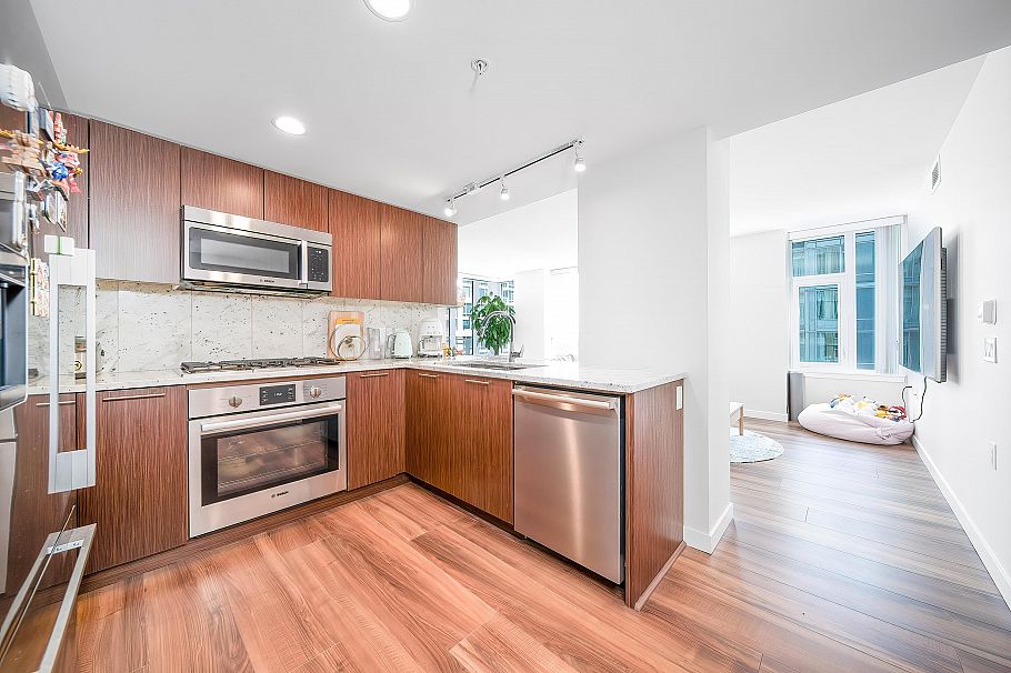 809 8699 Hazelbridge Way Richmond, BC - 3