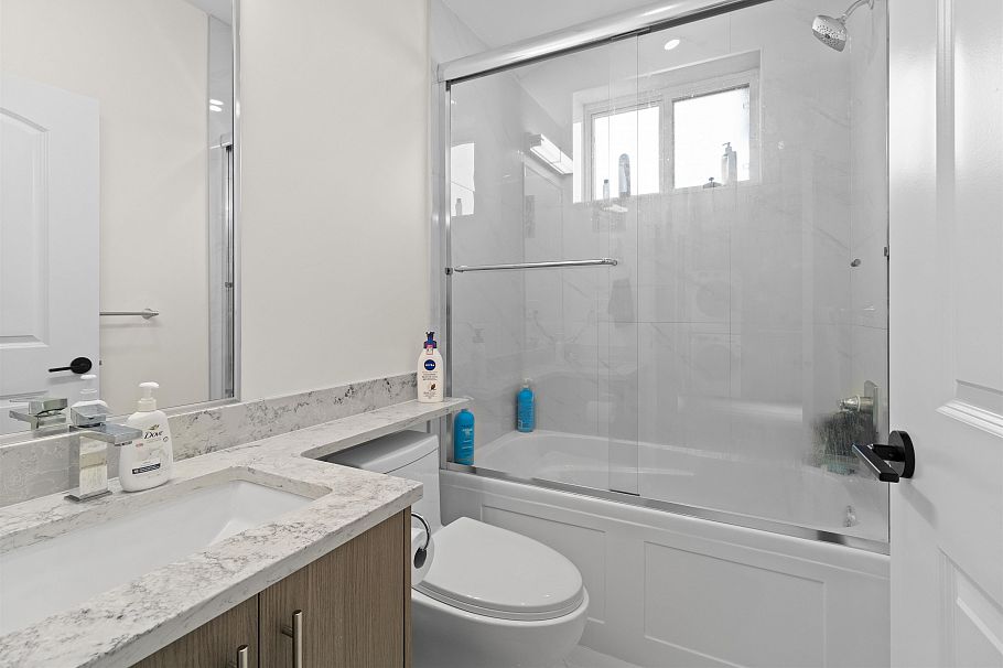 7662 French Street Vancouver, BC - 36