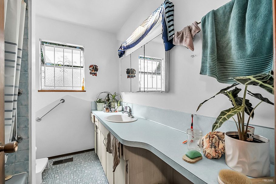 744 E 19th Avenue Vancouver, BC - 19