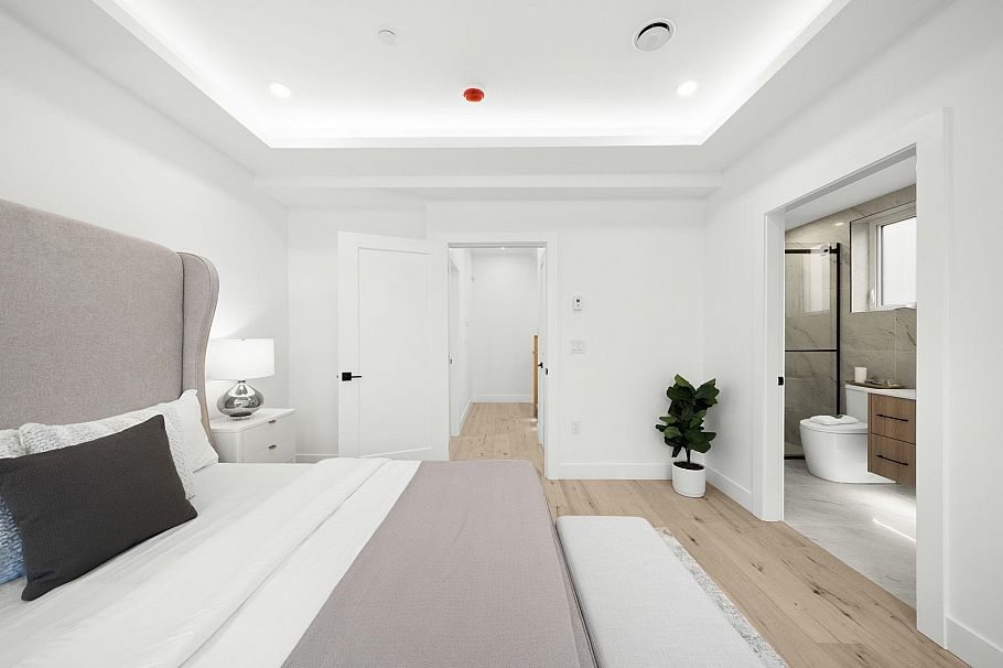 2 1967 E 13th Avenue Vancouver, BC - 17