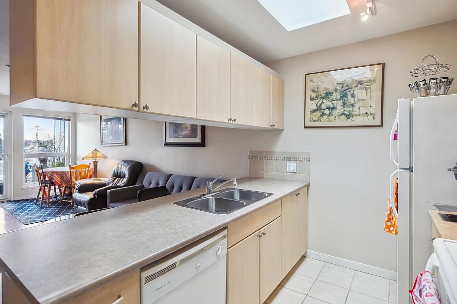 416 2891 E Hastings Street Vancouver, BC - 4