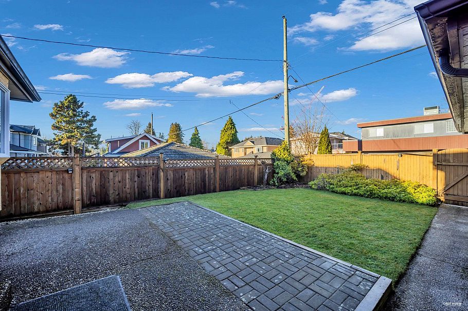 2445 W 19th Avenue Vancouver, BC - 3