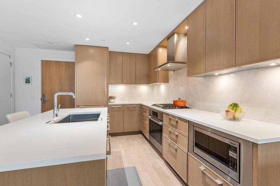 302 3220 Connaught Crescent North Vancouver, BC - 2