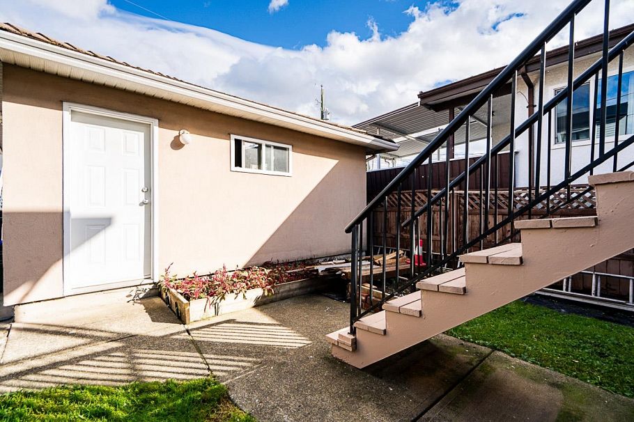 2887 E Georgia Street Vancouver, BC - 27