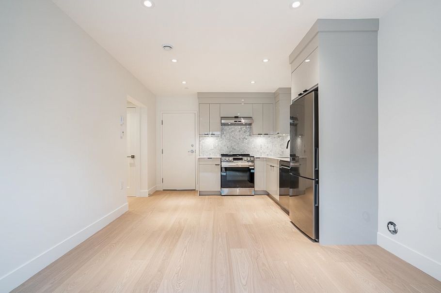 2561 W 2nd Avenue Vancouver, BC - 22