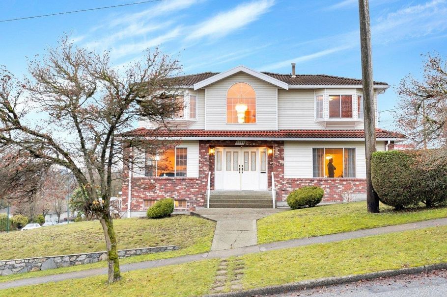 3288 E 5th Avenue Vancouver, BC - 1