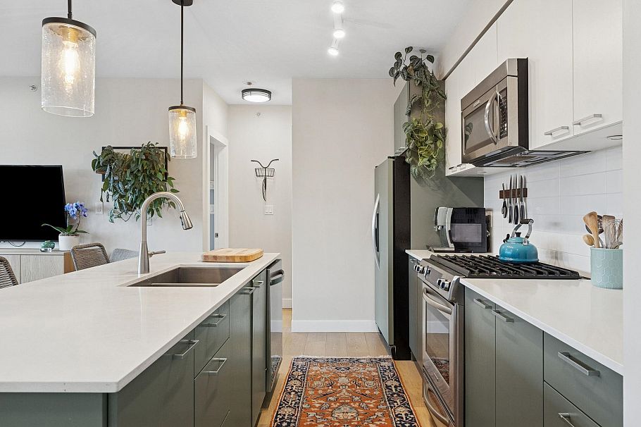 403 1330 Marine Drive North Vancouver, BC - 1