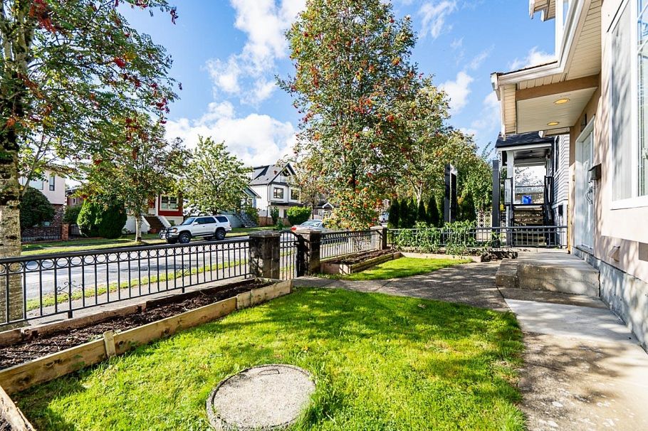 2887 E Georgia Street Vancouver, BC - 3