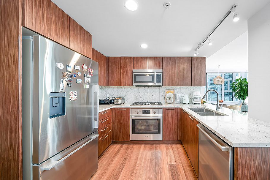 809 8699 Hazelbridge Way Richmond, BC - 2