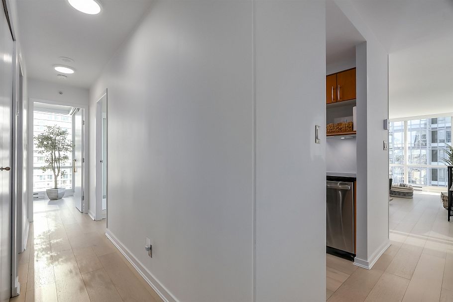 1807 1077 Marinaside Crescent Vancouver, BC - 17