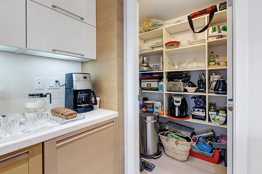 305 8 Smithe Mews Vancouver, BC - 9