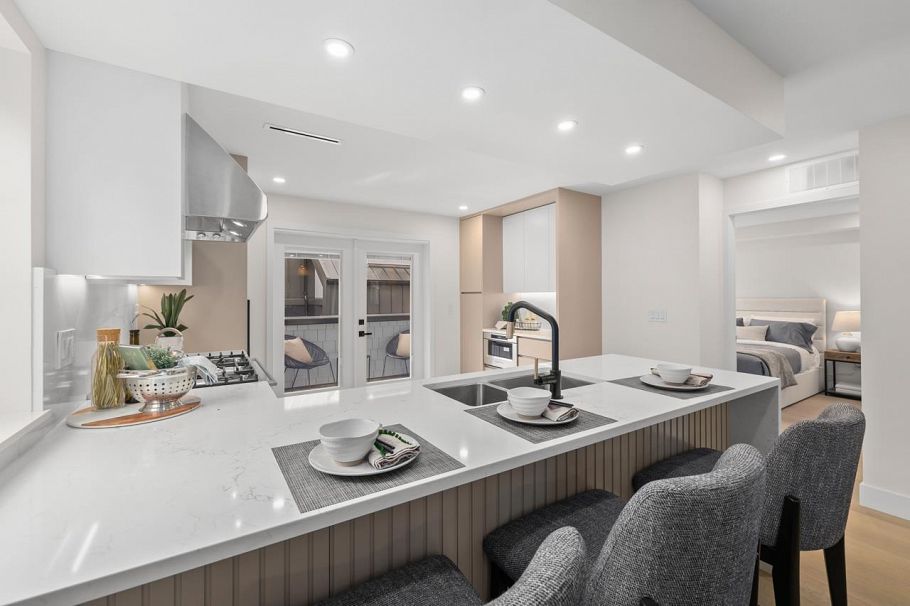 2436 W 49th Avenue Vancouver, BC - 10