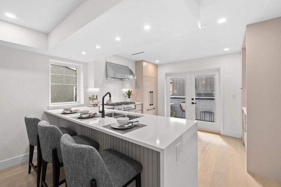 2436 W 49th Avenue Vancouver, BC - 9