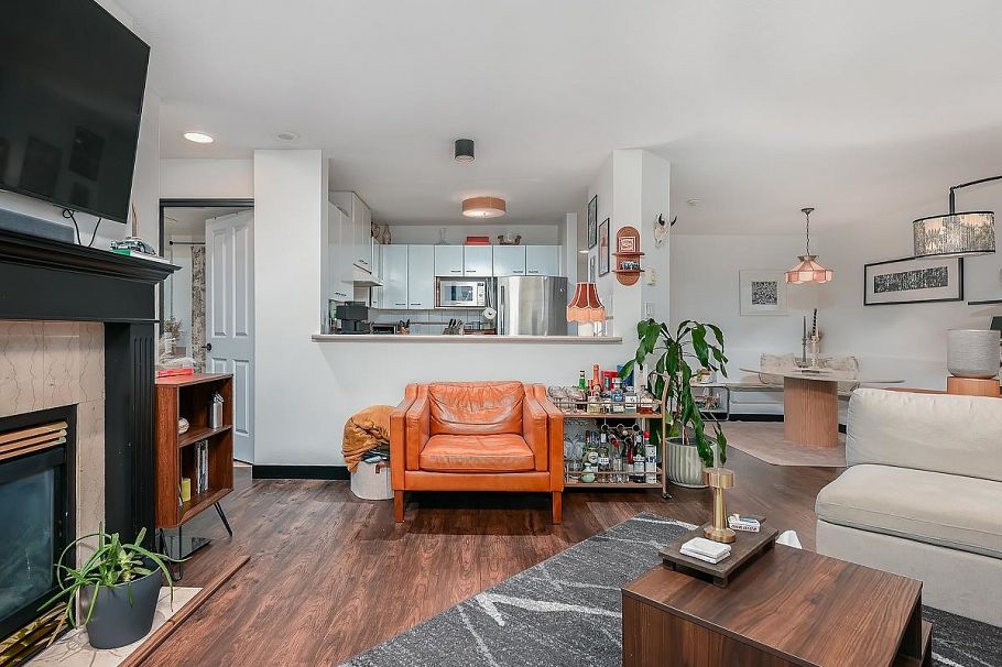 305 4425 Halifax Street Burnaby, BC - 1