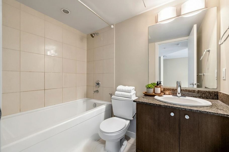 1606 1212 Howe Street Vancouver, BC - 8