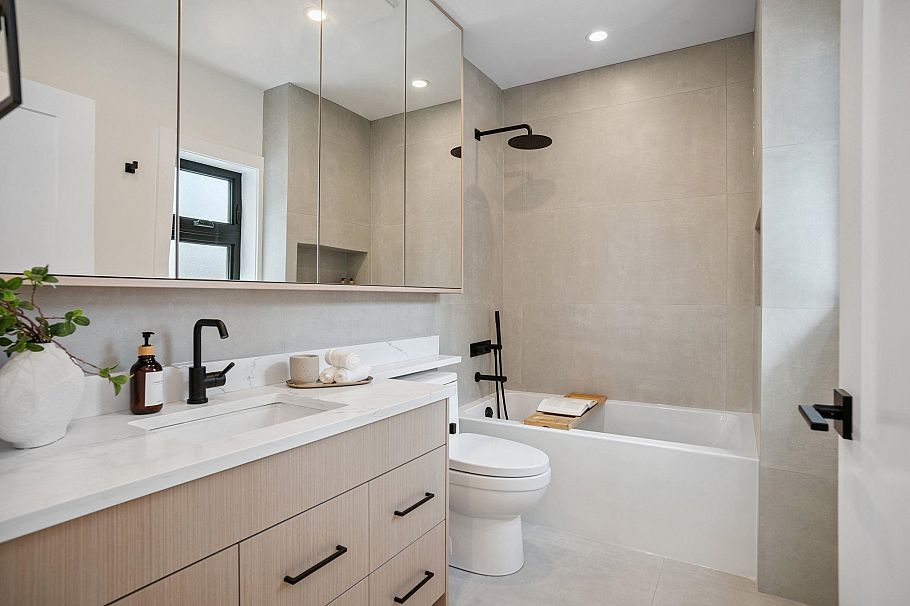 2307 E 3rd Avenue Vancouver, BC - 22