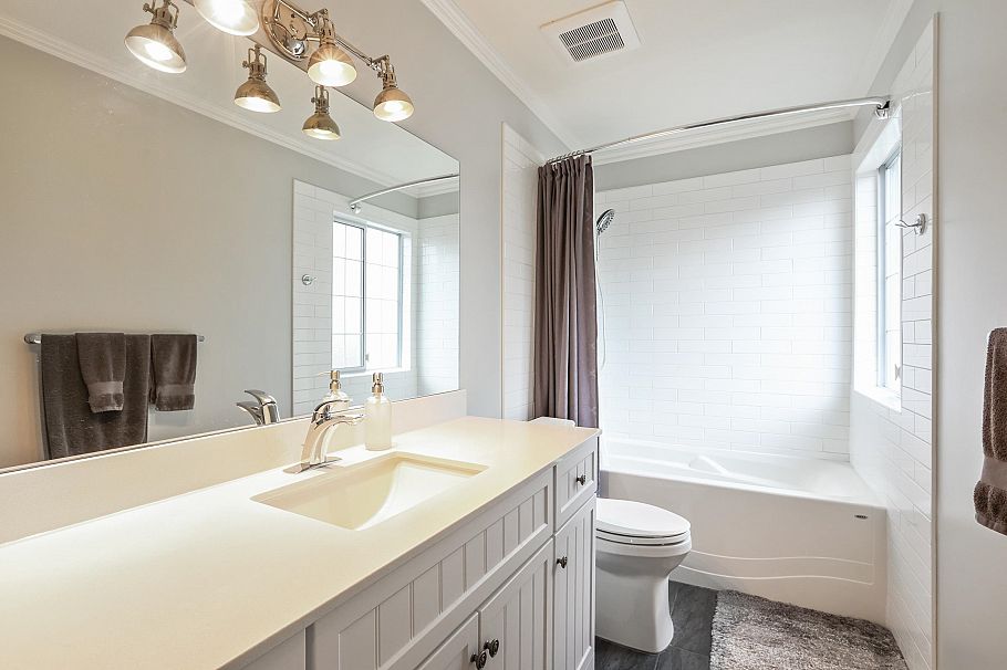 1076 Clements Avenue North Vancouver, BC - 18