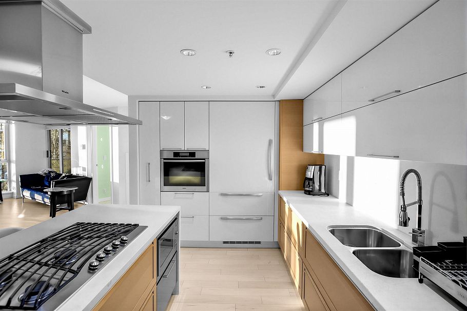 305 8 Smithe Mews Vancouver, BC - 8