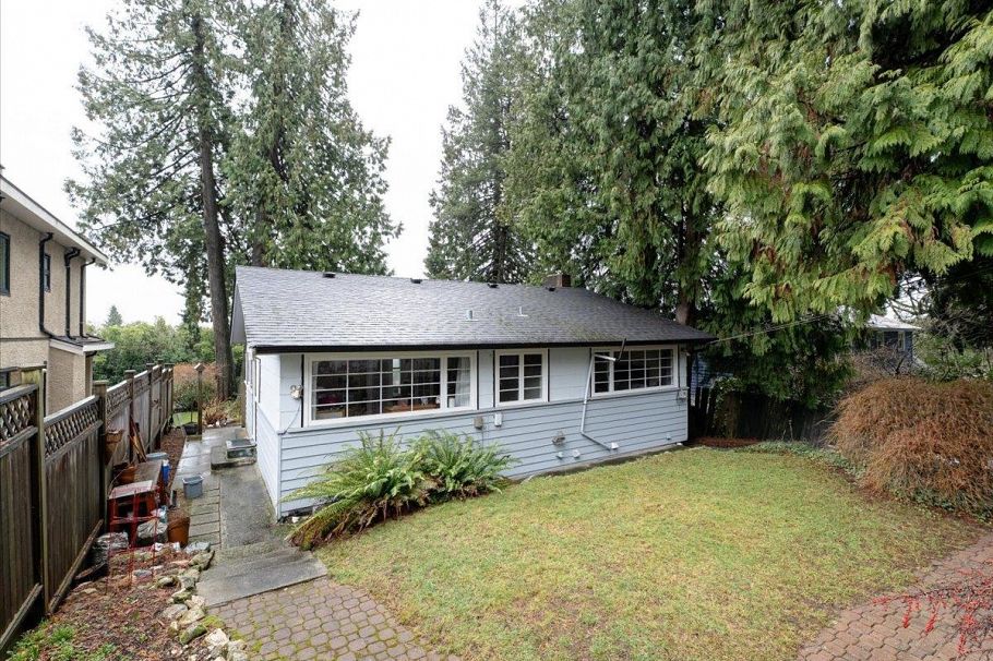 322 E 25th Street North Vancouver, BC - 20