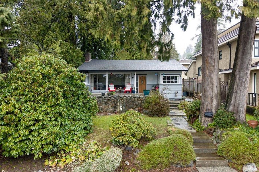 322 E 25th Street North Vancouver, BC - 1