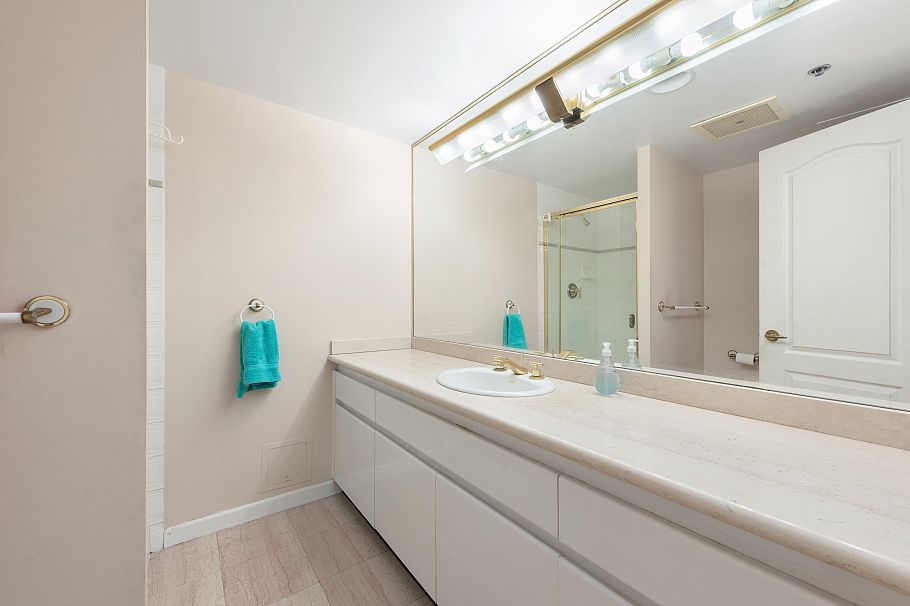 201 1788 W Georgia Street Vancouver, BC - 18