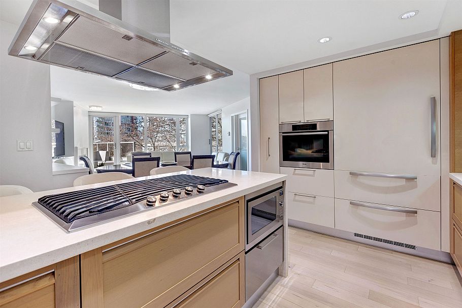 305 8 Smithe Mews Vancouver, BC - 9