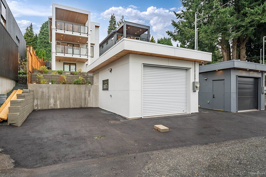 971 Adderley Street North Vancouver, BC - 36