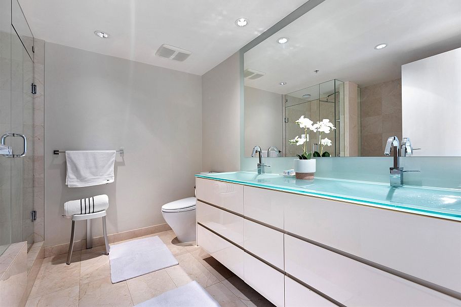 305 8 Smithe Mews Vancouver, BC - 17